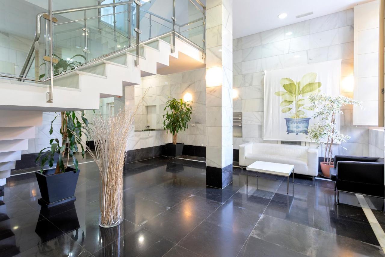 Acogedor Apartamento Junto A La Catedral By Rent Me Малага Екстериор снимка